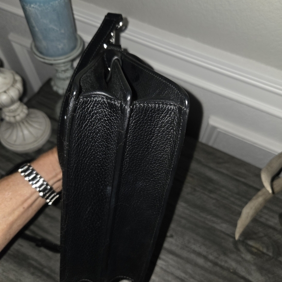 MCM Elegant Black Leather Crossbody Bag - Picture 4 of 10